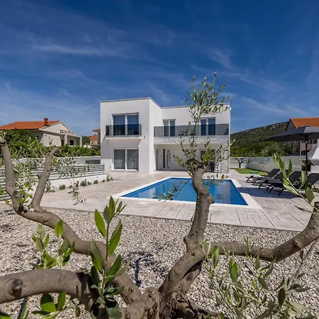 Sea View - Heated Pool & 2 Mins To The Villa