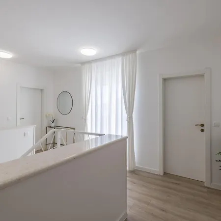 Sea View - Heated Pool & 2 Mins To The * Vinisce