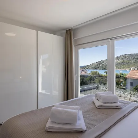 Sea View - Heated Pool & 2 Mins To The Villa Vinisce
