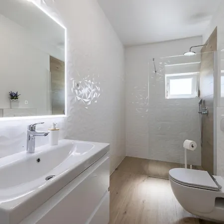 Sea View - Heated Pool & 2 Mins To The