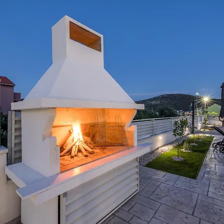 Sea View - Heated Pool & 2 Mins To The Villa