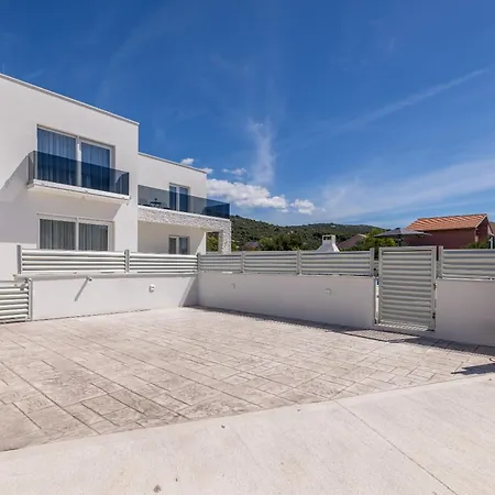 Sea View - Heated Pool & 2 Mins To The *