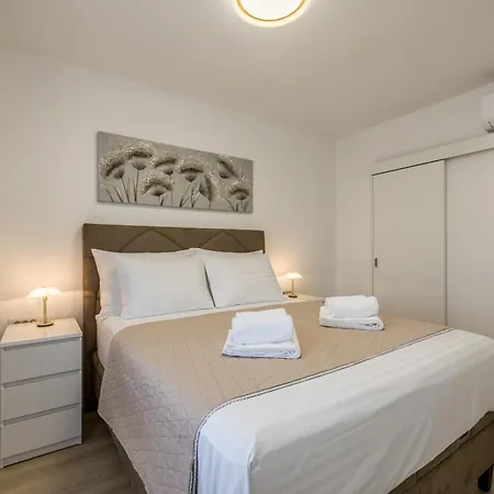 Sea View - Heated Pool & 2 Mins To The * Vinisce