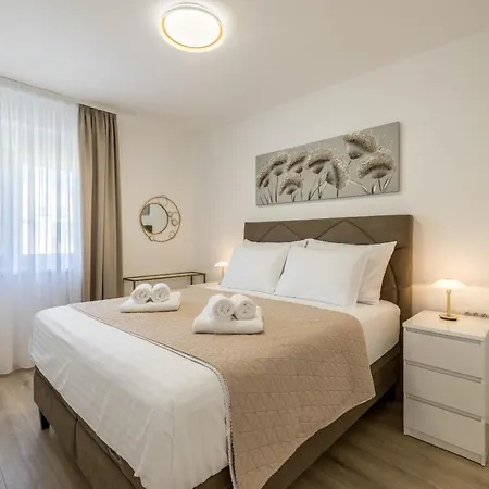 Sea View - Heated Pool & 2 Mins To The Villa Vinisce