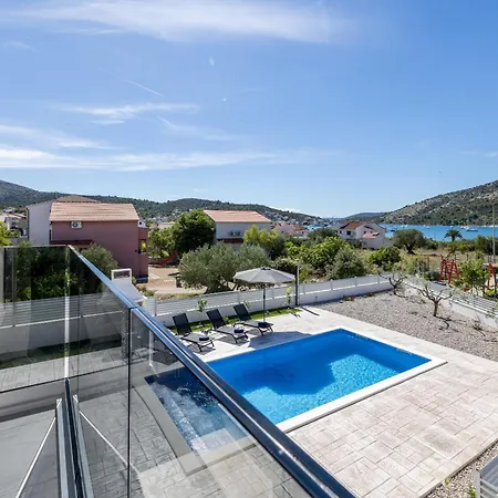 Sea View - Heated Pool & 2 Mins To The Vinisce