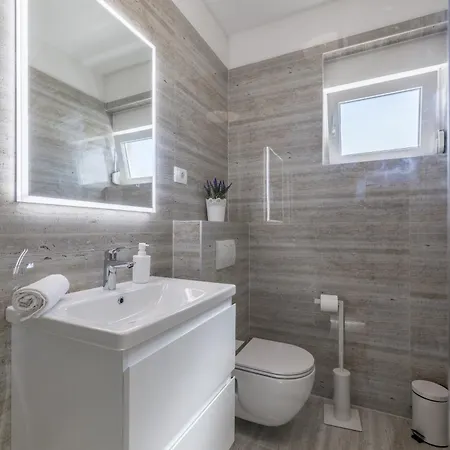 Sea View - Heated Pool & 2 Mins To The