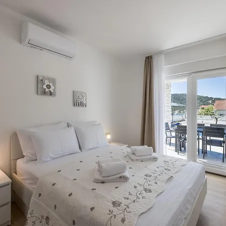 Sea View - Heated Pool & 2 Mins To The Villa