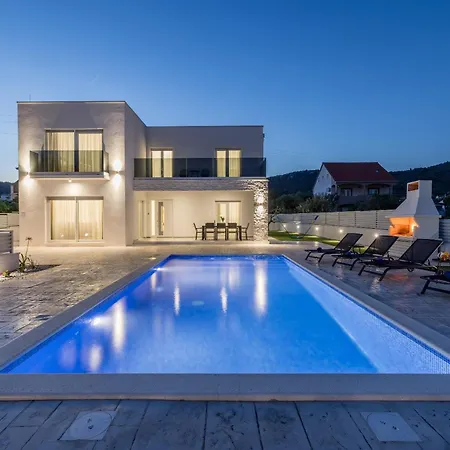 Sea View - Heated Pool & 2 Mins To The *