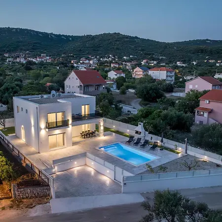 Villa Sea View - Heated Pool & 2 Mins To The
