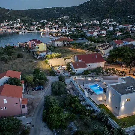 Sea View - Heated Pool & 2 Mins To The Villa Vinisce