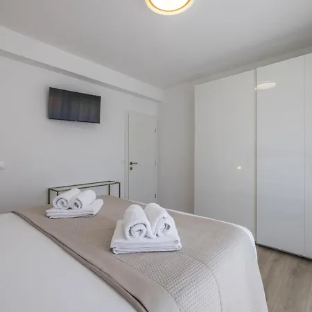Sea View - Heated Pool & 2 Mins To The * Vinisce
