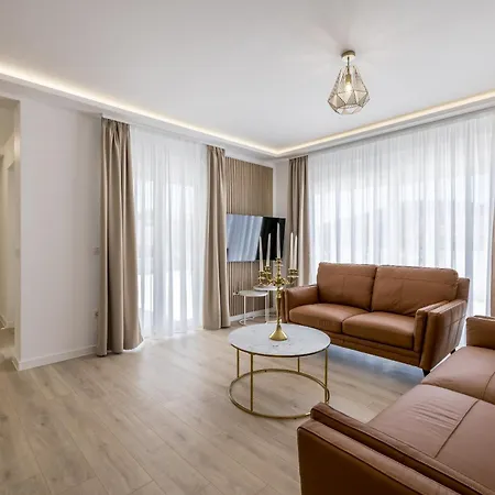 Sea View - Heated Pool & 2 Mins To The
