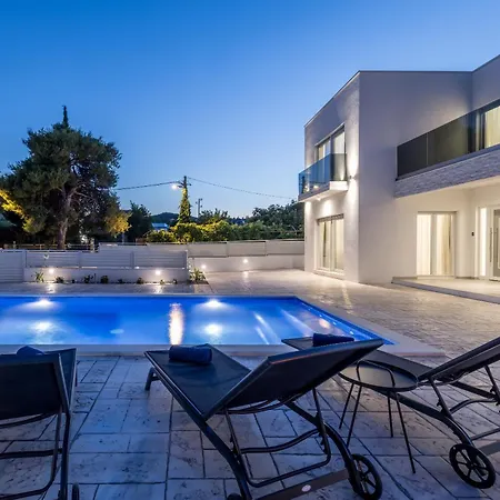 Sea View - Heated Pool & 2 Mins To The *