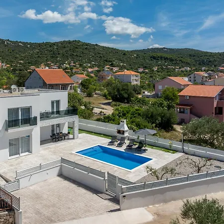 Sea View - Heated Pool & 2 Mins To The Villa