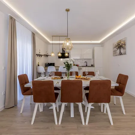 Sea View - Heated Pool & 2 Mins To The Villa Vinisce