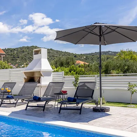 Villa Sea View - Heated Pool & 2 Mins To The Vinisce