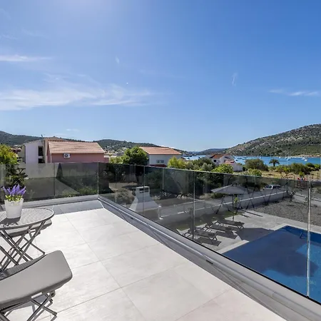 Sea View - Heated Pool & 2 Mins To The Villa Vinisce