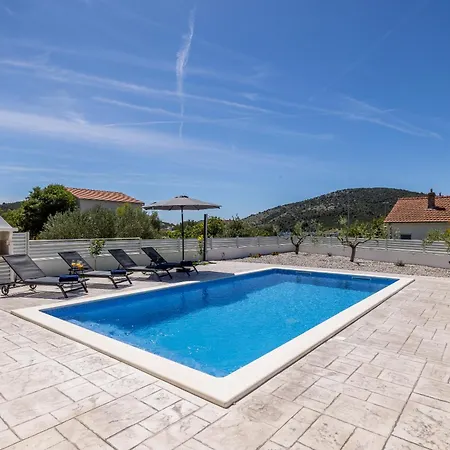 Sea View - Heated Pool & 2 Mins To The Vinisce