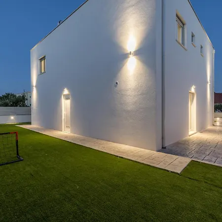 Sea View - Heated Pool & 2 Mins To The Villa