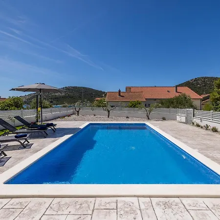 Sea View - Heated Pool & 2 Mins To The *