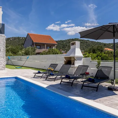 Sea View - Heated Pool & 2 Mins To The Villa Vinisce