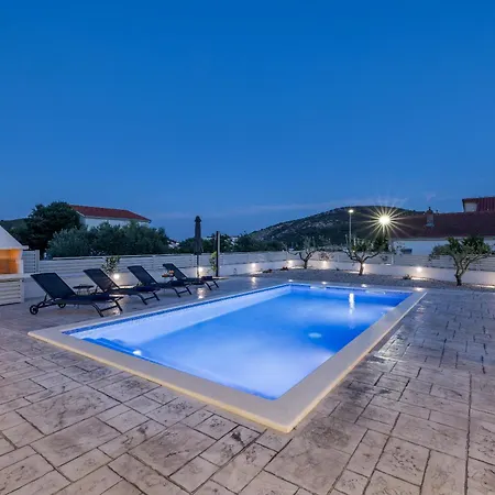 Sea View - Heated Pool & 2 Mins To The * Vinisce