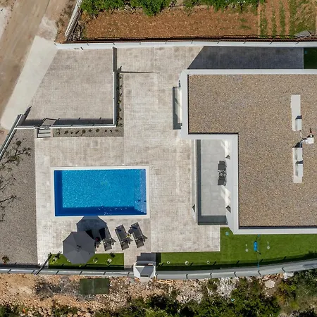 Sea View - Heated Pool & 2 Mins To The