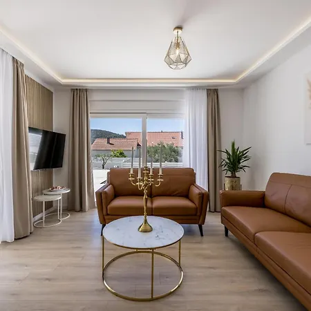 Sea View - Heated Pool & 2 Mins To The Villa Vinisce