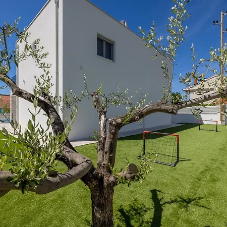 Sea View - Heated Pool & 2 Mins To The Villa Vinisce